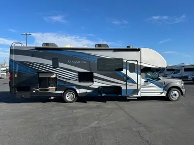 2021 Thor Motor Coach Magnitude photo 29