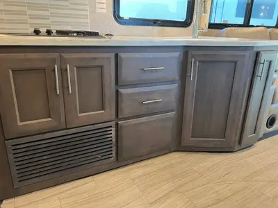2021 Thor Motor Coach Magnitude photo 14