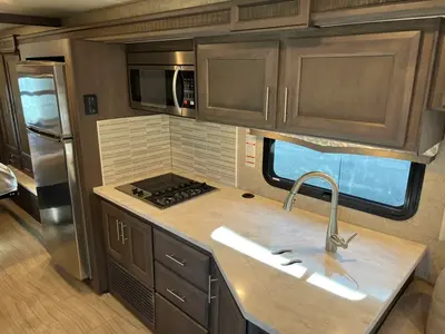 2021 Thor Motor Coach Magnitude photo 10