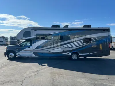 2021 Thor Motor Coach Magnitude photo 30
