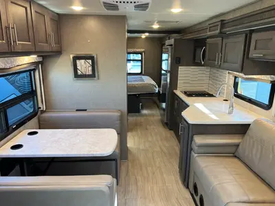 2021 Thor Motor Coach Magnitude photo 6