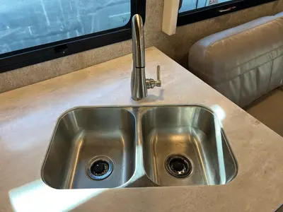 2021 Thor Motor Coach Magnitude photo 11