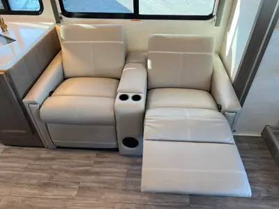 2025 Thor Motor Coach Resonate photo 7