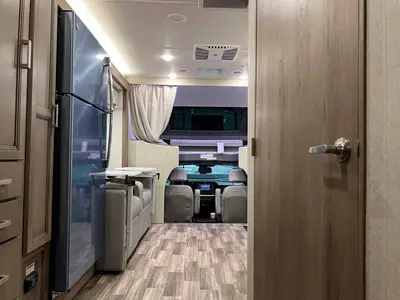 2027 Thor Motor Coach Magnitude photo 3