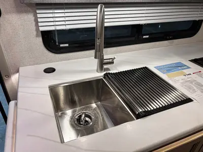 2027 Thor Motor Coach Magnitude photo 13