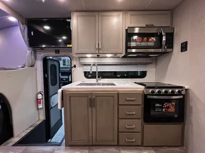2027 Thor Motor Coach Magnitude photo 10