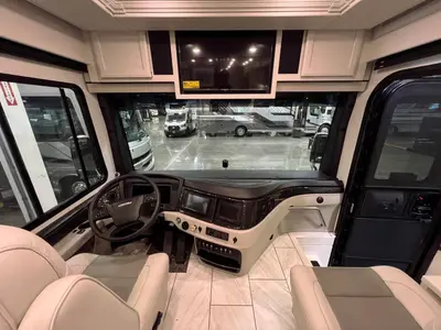 2027 Fleetwood Discovery photo 2