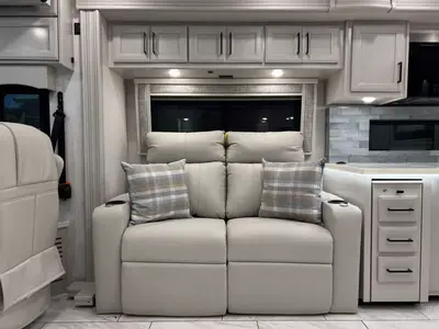 2027 Fleetwood Discovery photo 12