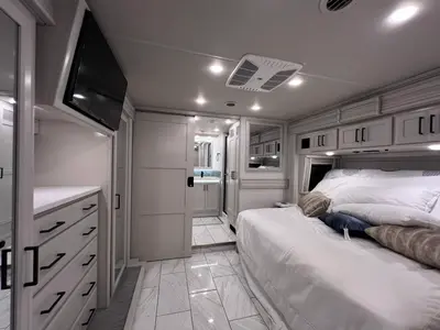 2027 Fleetwood Discovery photo 22