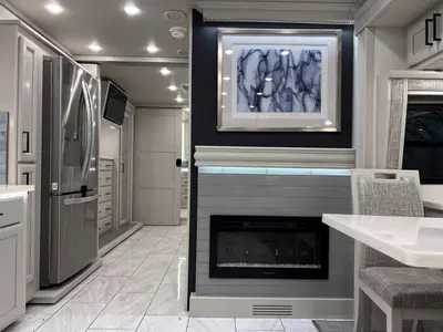 2027 Fleetwood Discovery photo 9