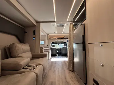 2027 Tiffin Motorhomes Wayfarer photo 3