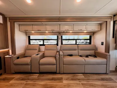 2027 Thor Motor Coach Hurricane photo 6