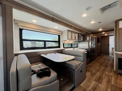 2027 Thor Motor Coach Hurricane photo 7