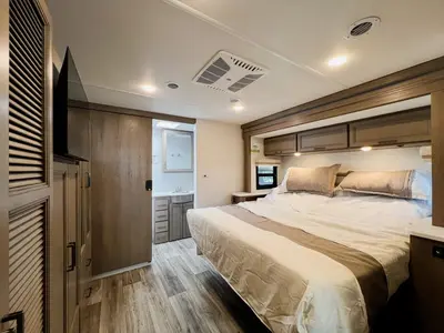 2027 Thor Motor Coach Hurricane photo 17