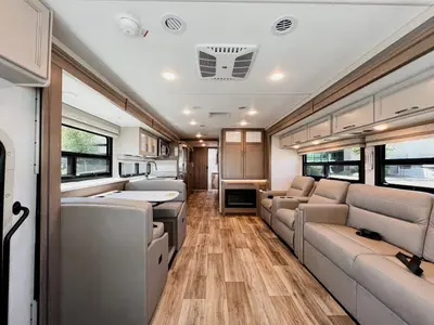 2027 Thor Motor Coach Hurricane photo 4