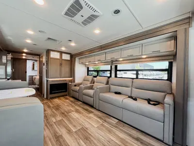 2027 Thor Motor Coach Hurricane photo 5