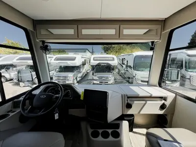 2027 Thor Motor Coach Hurricane photo 2