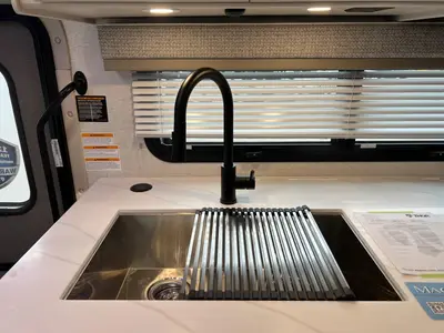 2027 Thor Motor Coach Magnitude photo 12