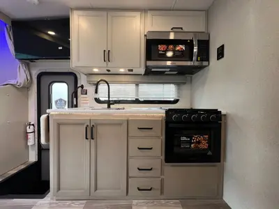 2027 Thor Motor Coach Magnitude photo 9
