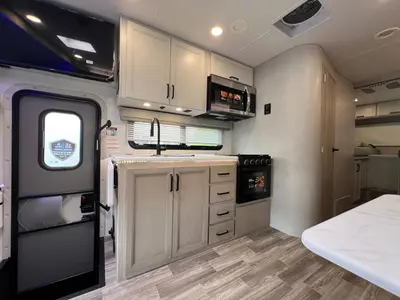 2027 Thor Motor Coach Magnitude photo 7
