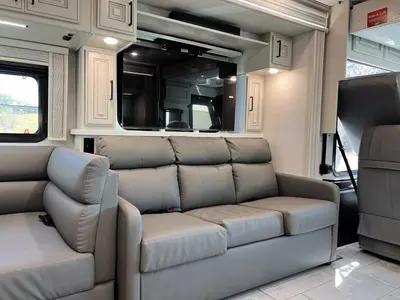 2027 Fleetwood Discovery LXE photo 7