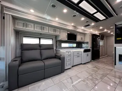 2027 Fleetwood Discovery LXE photo 9