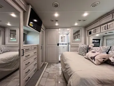 2027 Fleetwood Discovery LXE photo 19