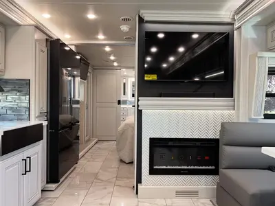 2027 Fleetwood Discovery LXE photo 16