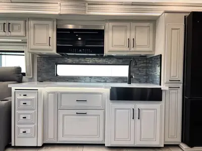 2027 Fleetwood Discovery LXE photo 11
