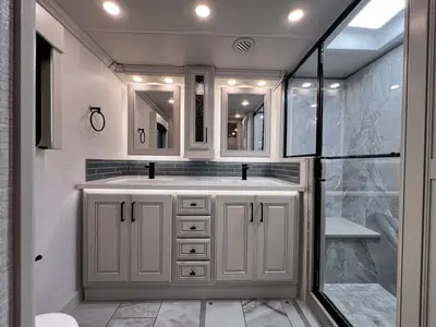 2027 Fleetwood Discovery LXE photo 23