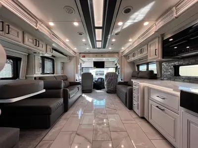 2027 Fleetwood Discovery LXE photo 4