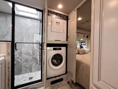 2027 Fleetwood Discovery LXE photo 25
