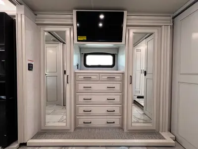 2027 Fleetwood Discovery LXE photo 21