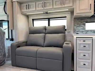 2027 Fleetwood Discovery LXE photo 10