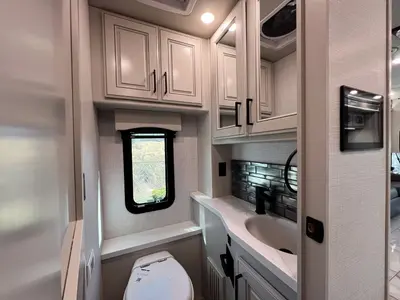 2027 Fleetwood Discovery LXE photo 18