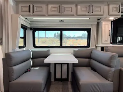 2027 Fleetwood Discovery LXE photo 8