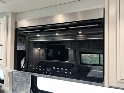 2027 Fleetwood Discovery LXE photo 12