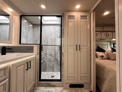 2027 Fleetwood Discovery LXE photo 24
