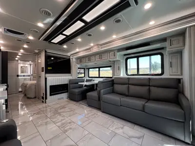 2027 Fleetwood Discovery LXE photo 6