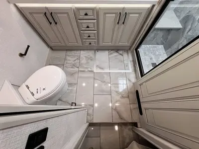 2027 Fleetwood Discovery LXE photo 22