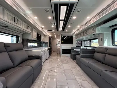 2027 Fleetwood Discovery LXE photo 3