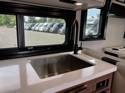 2027 Thor Motor Coach Quantum photo 11