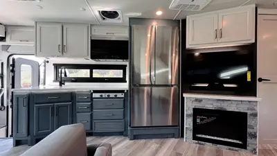2027 Fleetwood Bounder photo 10
