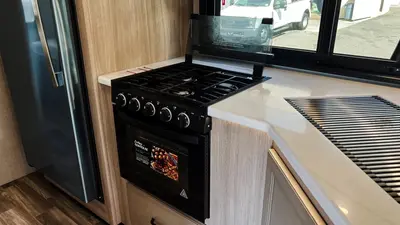 2027 Thor Motor Coach Magnitude photo 10