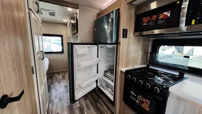 2027 Thor Motor Coach Magnitude photo 11