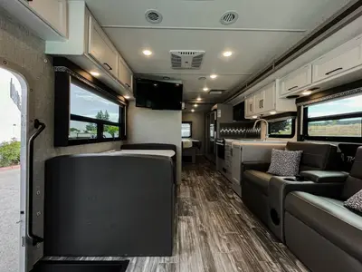 2024 Thor Motor Coach Hurricane photo 5
