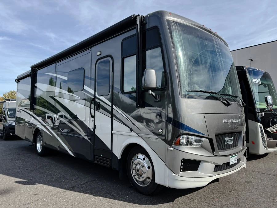 2020 Newmar BAY Star exterior