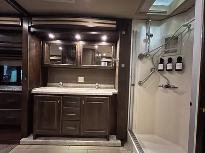 2019 Tiffin Motorhomes Allegro RED photo 23