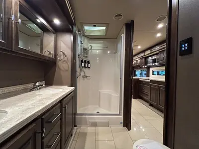 2019 Tiffin Motorhomes Allegro RED photo 24