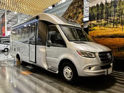 Used 2019 Leisure Travel Unity 24MB